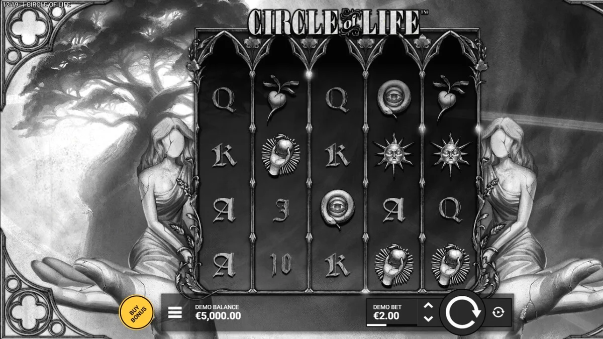 Tampilan layar permainan slot Circle of Life dari Hacksaw Gaming, menampilkan gulungan monokrom dengan Pohon Kehidupan yang berwarna-warni di tengah.